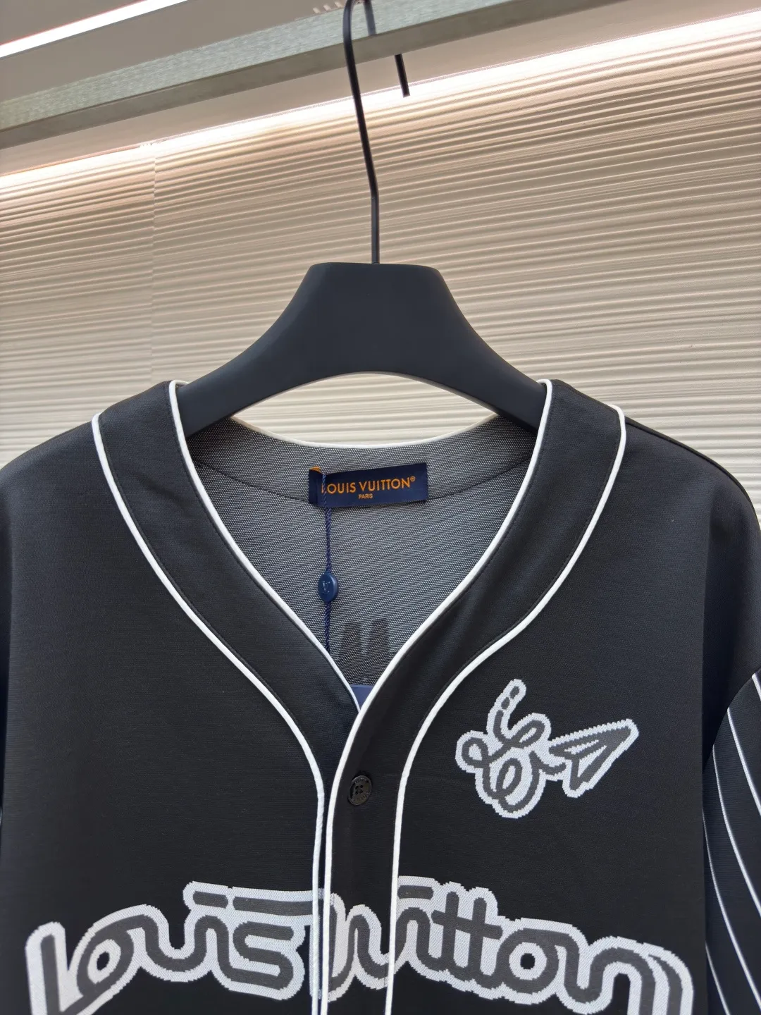 LOUIS VUITTON paper airplane short-sleeved shirt ●Authentic product: Purchased and developed at 8800 ●Item number: 1680166-A95 ●Fabric: polyester fabric ●Technology: jacquard production ●Version: fitted version ●Weight: about 430 grams ●Size: XS-S-M-L ●Description: The veil is made of 32s single-ply ring-spun cotton yarn, jacquard yarn, gray 60s ring-spun cotton + white 150D semi-matt polyester low-elastic yarn, interspersed with 70D spandex + 40D nylon high-elastic yarn, machine-wrapped into black core-spun ammonia yarn. The overall wiring is straight and delicate, the fabric is comfortable and soft, and the color is consistent without color difference. It can be matched with the same style to create a fashionable look and control various occasions. Customized accessories, complete with three standards, same style for men and women!